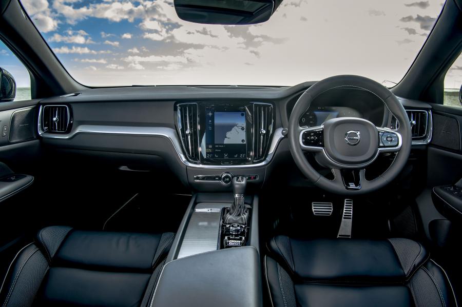 Торпедо Volvo V60 T5 R-Design 2018 года  (UK) (фото 30 из 40)